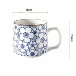 Mug en céramique fait main à motifs floraux japonais avec liseré doré - Fleurs Bleues Densément Disposées