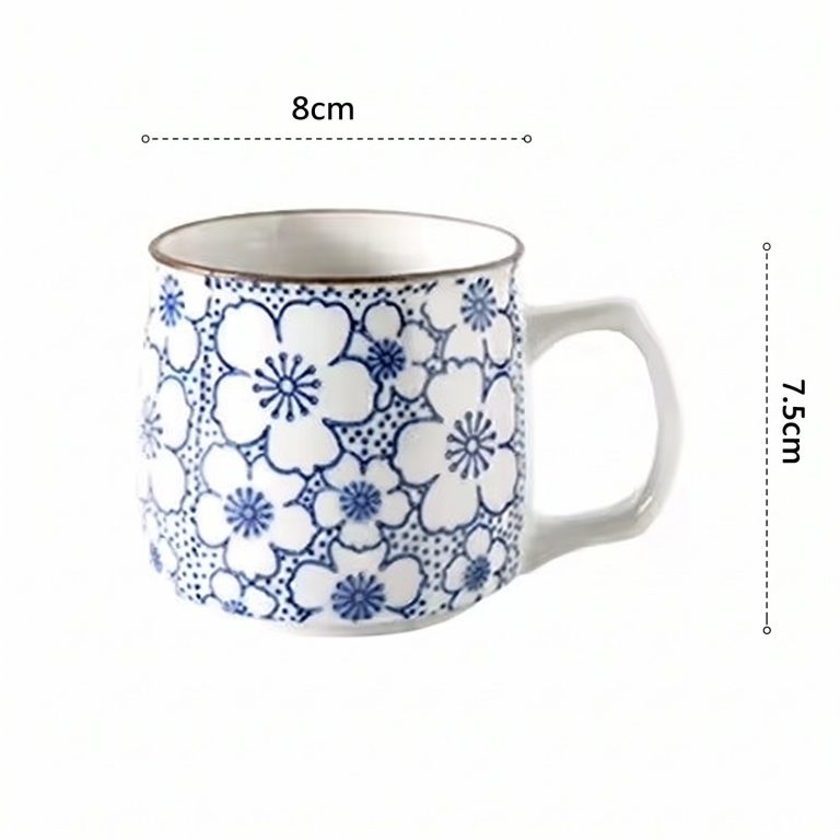 Mug en céramique fait main à motifs floraux japonais avec liseré doré - Fleurs Bleues Densément Disposées