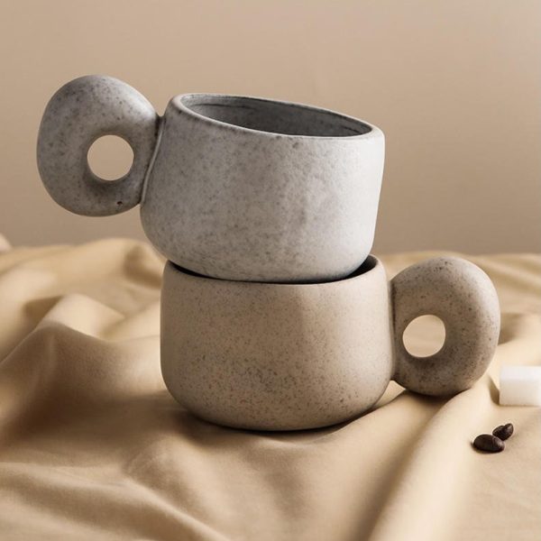 Mug en céramique japonaise fait main à finition mate granuleuse et anse en anneau