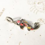 Pendentif-de-carpe-koi-en-argent-a-ecailles-texturees-et-emaux-colores-picture-1