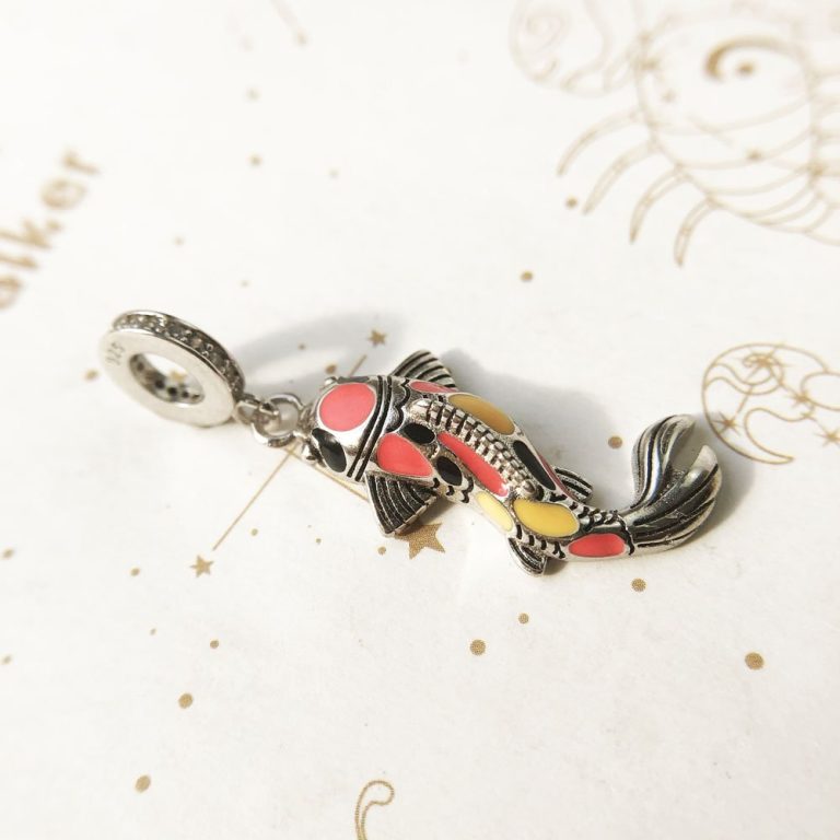 Pendentif-de-carpe-koi-en-argent-a-ecailles-texturees-et-emaux-colores-picture-1