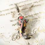 Pendentif-de-carpe-koi-en-argent-a-ecailles-texturees-et-emaux-colores-picture-2