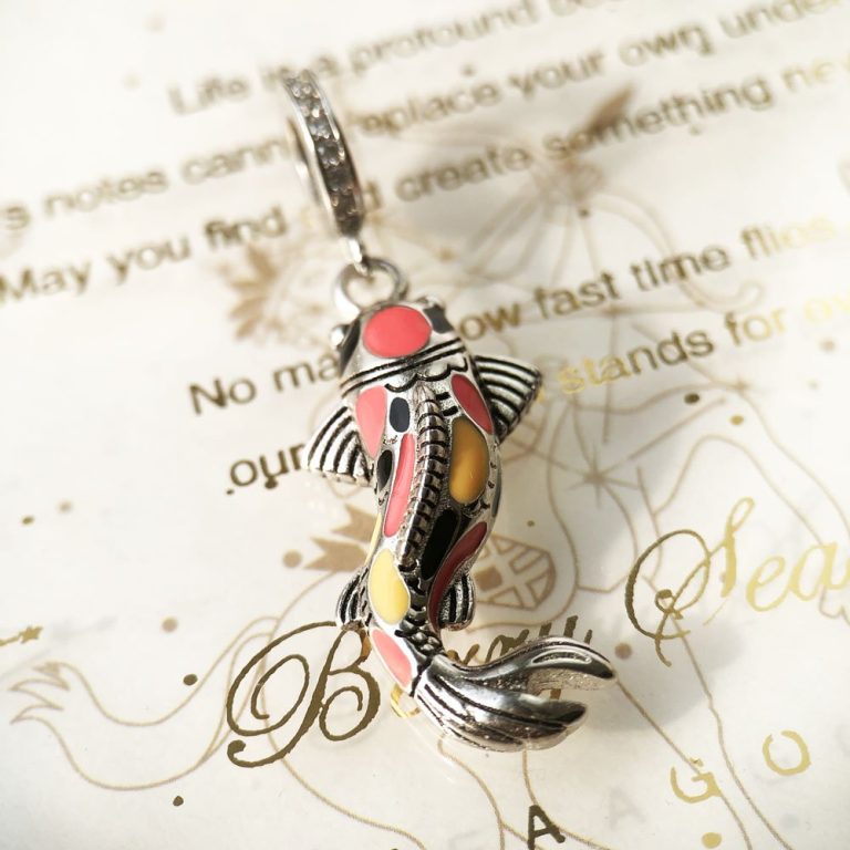 Pendentif-de-carpe-koi-en-argent-a-ecailles-texturees-et-emaux-colores-picture-2
