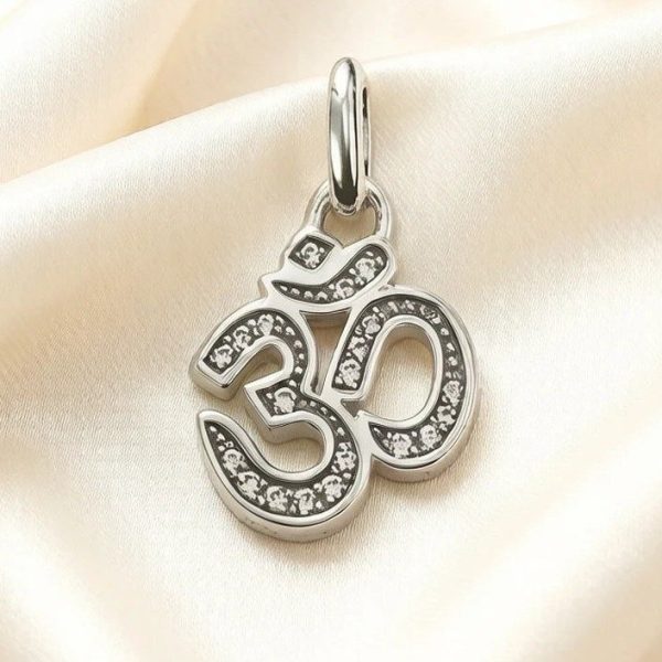 Pendentif om en argent sterling 925 ajouré et orné de zirconiums scintillants