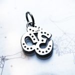 Pendentif om en argent sterling 925 ajouré et orné de zirconiums scintillants