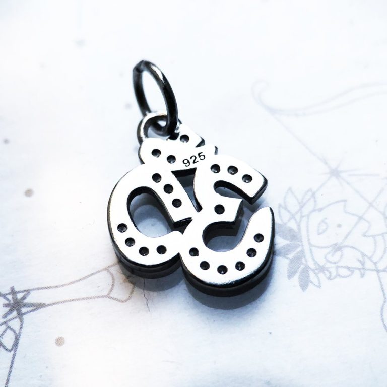 Pendentif om en argent sterling 925 ajouré et orné de zirconiums scintillants