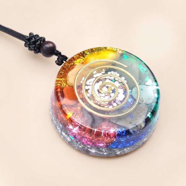 Pendentif orgonite des 7 chakras en résine avec spirale dorée