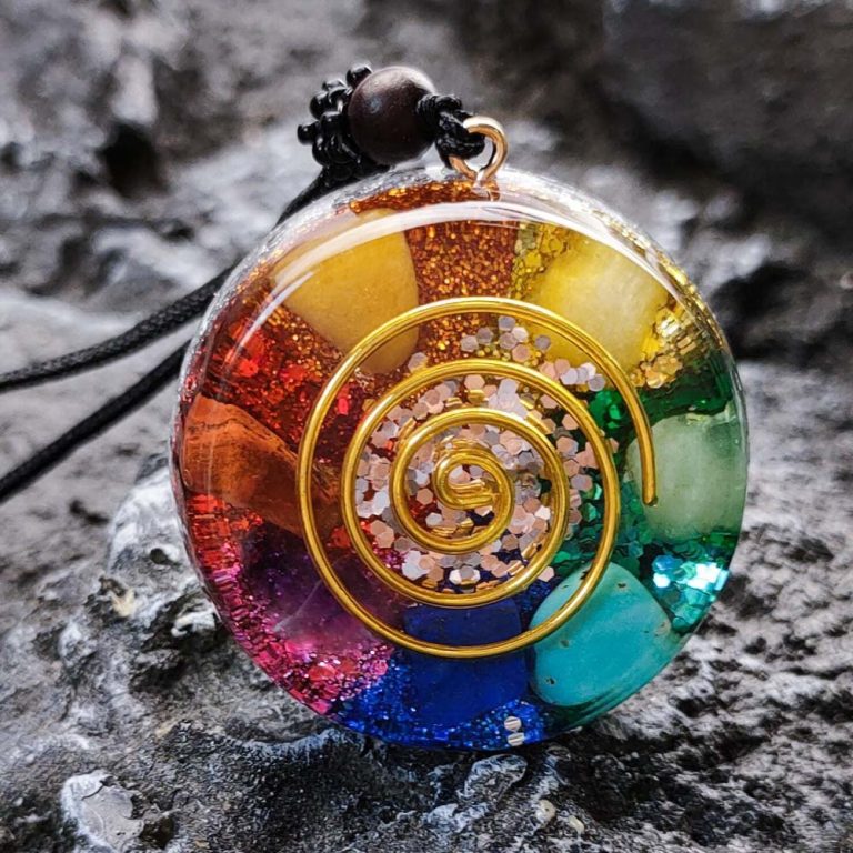 Pendentif-orgonite-des-7-chakras-en-resine-avec-spirale-doree-picture-1