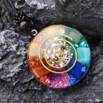 Pendentif-orgonite-des-7-chakras-en-resine-avec-spirale-doree-picture-2