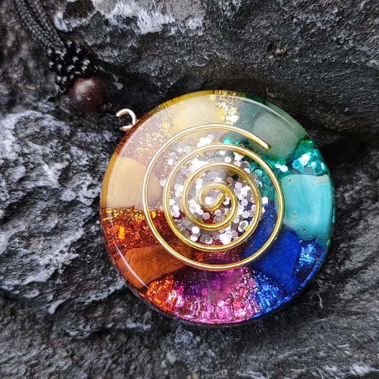 Pendentif-orgonite-des-7-chakras-en-resine-avec-spirale-doree-picture-2