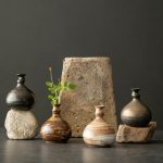 Petit-vase-en-ceramique-artisanale-de-forme-bulbeuse-avec-col-etroit-et-stries-t-picture-3