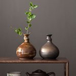 Petit-vase-en-ceramique-artisanale-de-forme-bulbeuse-avec-col-etroit-et-stries-t-picture-4
