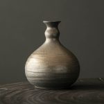 Petit-vase-en-ceramique-artisanale-de-forme-bulbeuse-avec-col-etroit-et-stries-t-picture-5