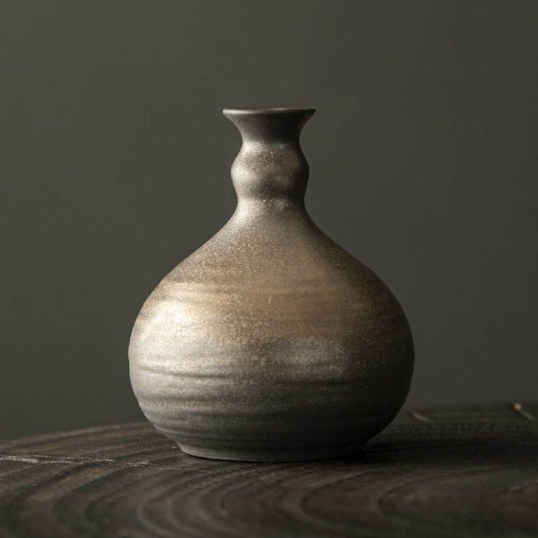 Petit-vase-en-ceramique-artisanale-de-forme-bulbeuse-avec-col-etroit-et-stries-t-picture-5