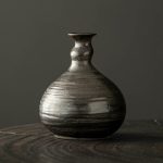 Petit-vase-en-ceramique-artisanale-de-forme-bulbeuse-avec-col-etroit-et-stries-t-picture-7