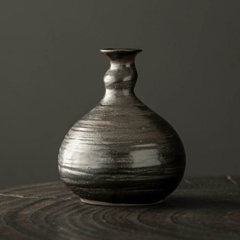 Petit-vase-en-ceramique-artisanale-de-forme-bulbeuse-avec-col-etroit-et-stries-t-picture-7