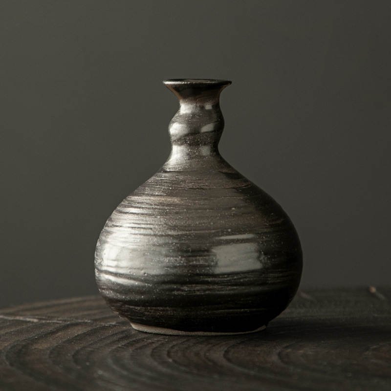 Petit vase en céramique artisanale de forme bulbeuse avec col et stries - Noir Strié