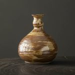Petit-vase-en-ceramique-artisanale-de-forme-bulbeuse-avec-col-etroit-et-stries-t-picture-8