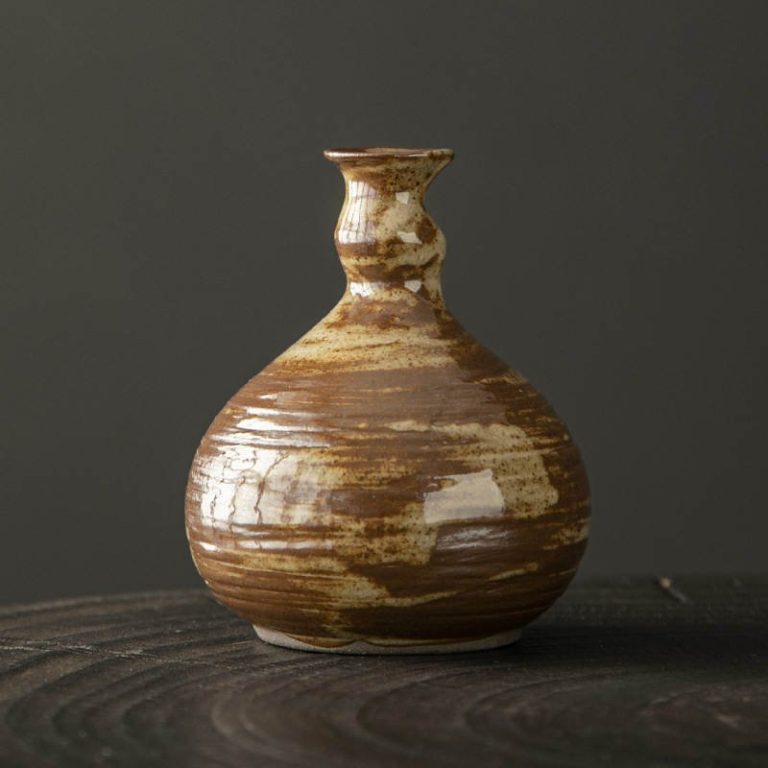 Petit-vase-en-ceramique-artisanale-de-forme-bulbeuse-avec-col-etroit-et-stries-t-picture-8