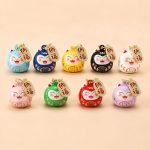 Porte-cle-maneki-neko-daruma-en-email-avec-clochette-doree-et-motifs-floraux-miniature