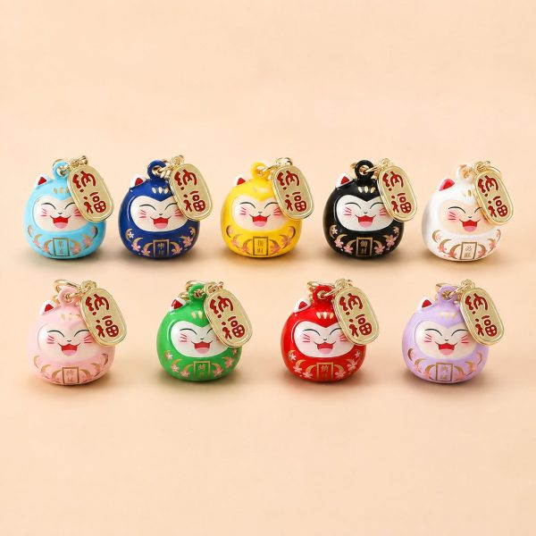 Porte-clé maneki neko daruma en émail avec clochette dorée et motifs floraux