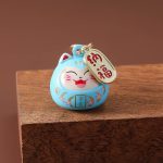 Porte-cle-maneki-neko-daruma-en-email-avec-clochette-doree-et-motifs-floraux-picture-10