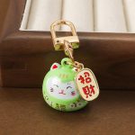 Porte-cle-maneki-neko-daruma-en-email-avec-clochette-doree-et-motifs-floraux-picture-11