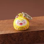 Porte-cle-maneki-neko-daruma-en-email-avec-clochette-doree-et-motifs-floraux-picture-3