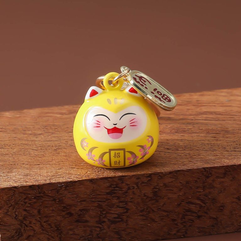Porte-cle-maneki-neko-daruma-en-email-avec-clochette-doree-et-motifs-floraux-picture-3