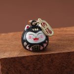 Porte-cle-maneki-neko-daruma-en-email-avec-clochette-doree-et-motifs-floraux-picture-5