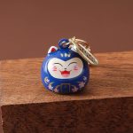 Porte-cle-maneki-neko-daruma-en-email-avec-clochette-doree-et-motifs-floraux-picture-7