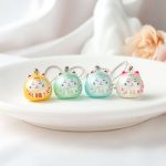 Porte-cles-maneki-neko-en-ceramique-avec-motifs-floraux-dores-et-clochette-metal-picture-1