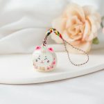 Porte-cles-maneki-neko-en-ceramique-avec-motifs-floraux-dores-et-clochette-metal-picture-2