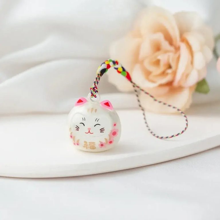 Porte-cles-maneki-neko-en-ceramique-avec-motifs-floraux-dores-et-clochette-metal-picture-2