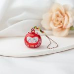 Porte-cles-maneki-neko-en-ceramique-avec-motifs-floraux-dores-et-clochette-metal-picture-3