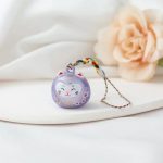 Porte-cles-maneki-neko-en-ceramique-avec-motifs-floraux-dores-et-clochette-metal-picture-5