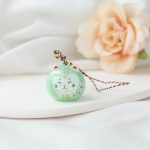 Porte-cles-maneki-neko-en-ceramique-avec-motifs-floraux-dores-et-clochette-metal-picture-6