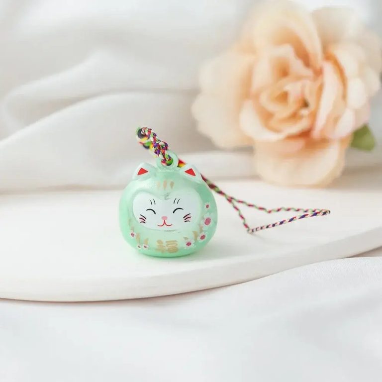 Porte-cles-maneki-neko-en-ceramique-avec-motifs-floraux-dores-et-clochette-metal-picture-6