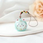 Porte-cles-maneki-neko-en-ceramique-avec-motifs-floraux-dores-et-clochette-metal-picture-7