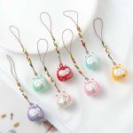 Porte-cles-maneki-neko-en-ceramique-avec-motifs-floraux-dores-et-clochette-metal-picture-8