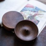 Porte-encens en bois minimaliste à socle conique pour bâtons d'encens