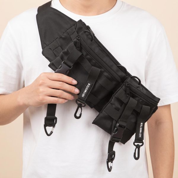 Sac banane tactique modulaire au style techwear avec sangles ajustables et mousquetons