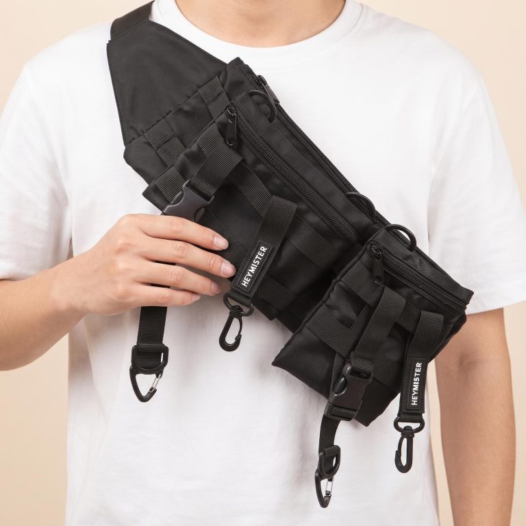 Sac banane tactique modulaire au style techwear avec sangles ajustables et mousquetons