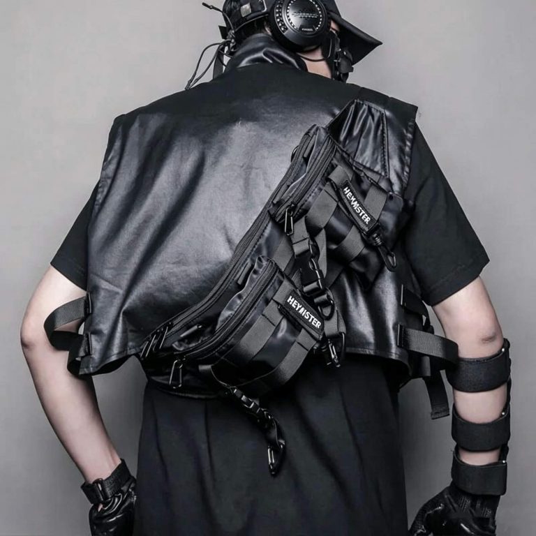 Sac banane tactique modulaire au style techwear avec sangles ajustables et mousquetons