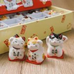 Set de 3 chats porte-bonheur japonais maneki neko en céramique émaillée sur socle rouge