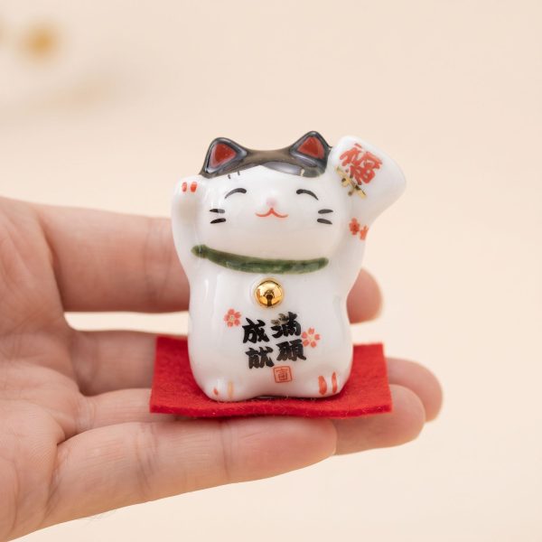 Set de 3 chats porte-bonheur japonais maneki neko en céramique émaillée sur socle rouge