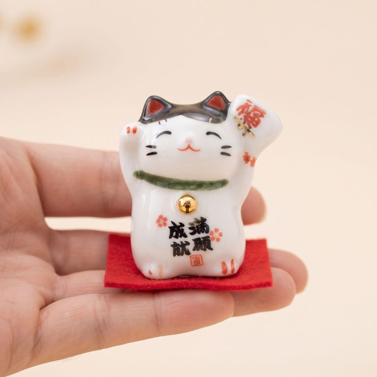 Set-de-3-chats-porte-bonheur-japonais-maneki-neko-en-ceramique-emaillee-sur-socl-picture-1-2