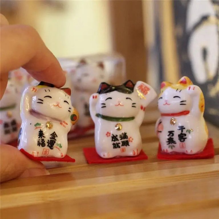 Set de 3 chats porte-bonheur japonais maneki neko en céramique émaillée sur socle rouge