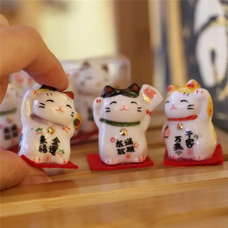 Set de 3 chats porte-bonheur japonais maneki neko en céramique émaillée sur socle rouge