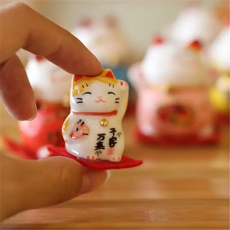 Set de 3 chats porte-bonheur japonais maneki neko en céramique émaillée sur socle rouge